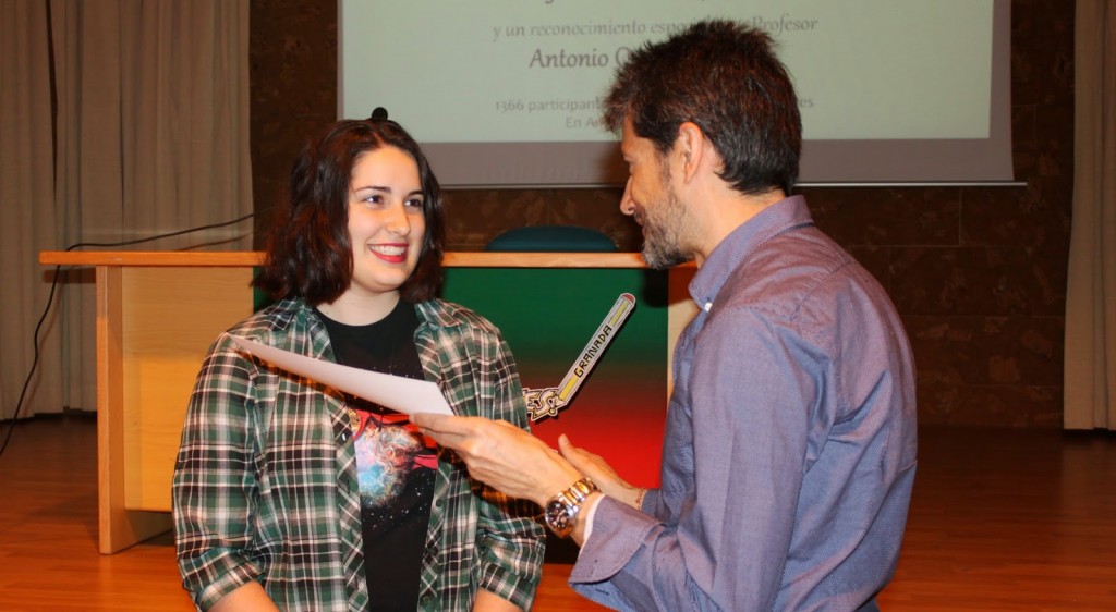 Julia Bolívar Expósito en el momento de la entrega de su diploma
