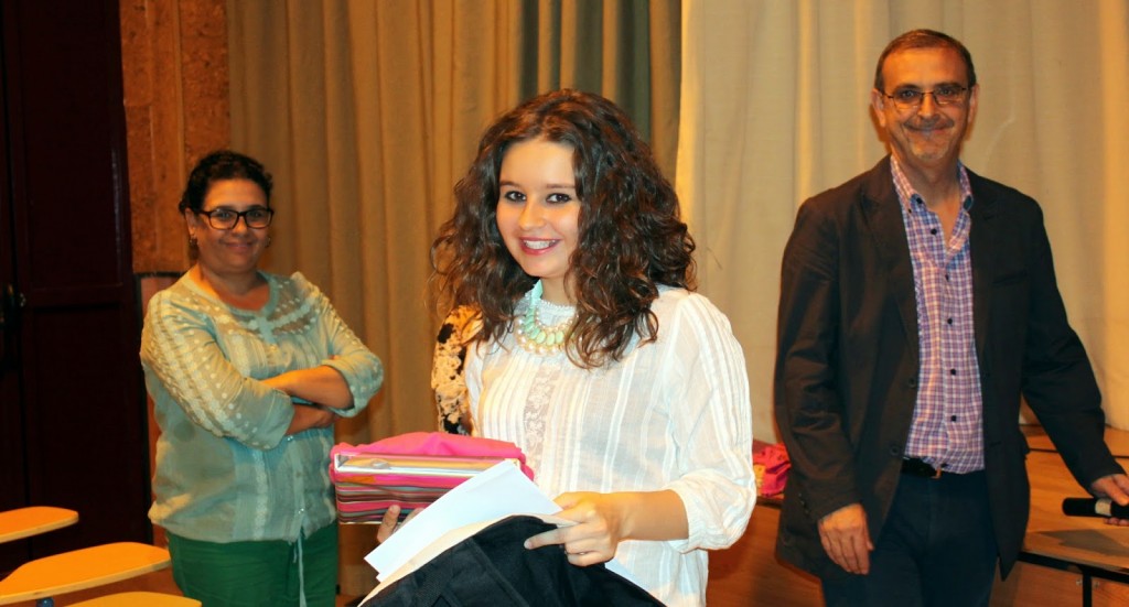 María Ángeles Yélamos tras exponer su trabajo y recoger sus premios.