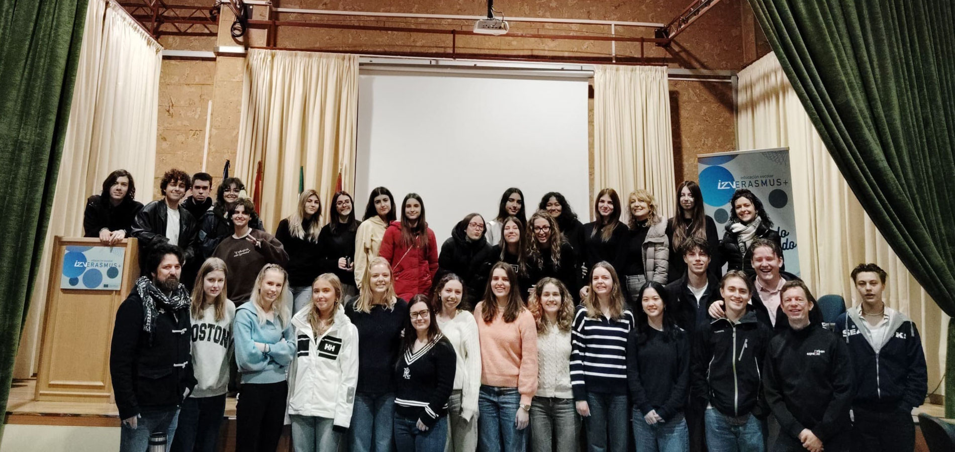 Nos visitan en el centro dos grupos de alumnos y alumnas de Noruega e Italia
